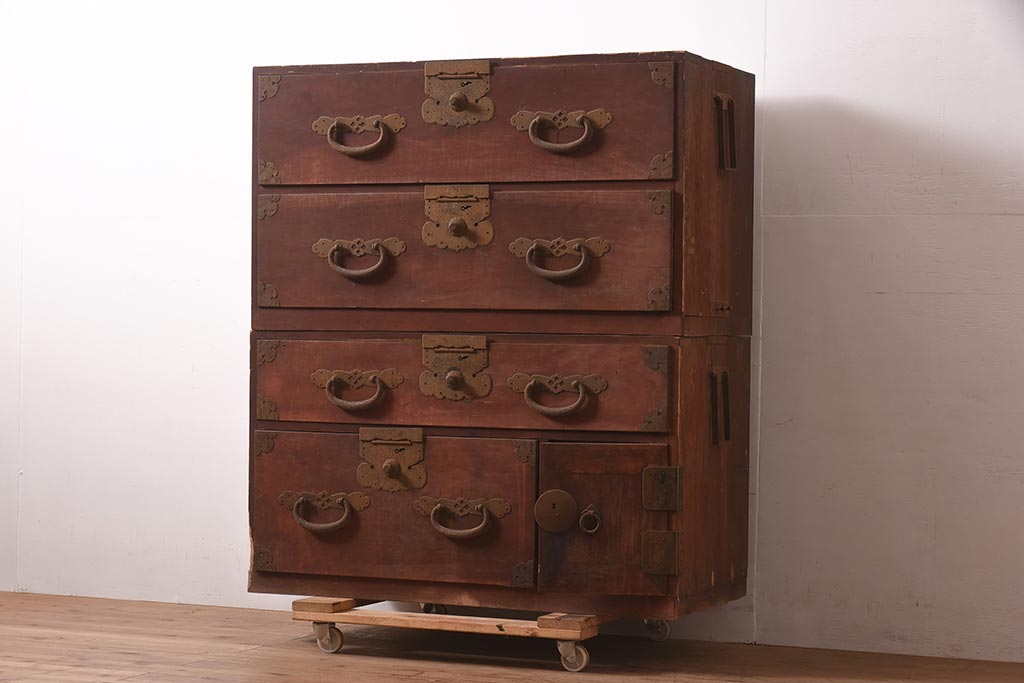 和製アンティーク　明治期　ヒノキ材　大きめの金具が存在感溢れる関東衣装箪笥(重ね箪笥、和たんす、収納箪笥、整理タンス、時代箪笥)(R-043599)