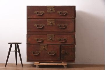 和製アンティーク　明治期　ヒノキ材　大きめの金具が存在感溢れる関東衣装箪笥(重ね箪笥、和たんす、収納箪笥、整理タンス、時代箪笥)(R-043599)