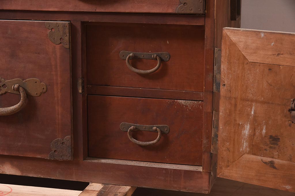 和製アンティーク　明治期　ヒノキ材　大きめの金具が存在感溢れる関東衣装箪笥(重ね箪笥、和たんす、収納箪笥、整理タンス、時代箪笥)(R-043599)