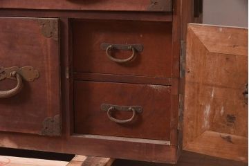 和製アンティーク　明治期　ヒノキ材　大きめの金具が存在感溢れる関東衣装箪笥(重ね箪笥、和たんす、収納箪笥、整理タンス、時代箪笥)(R-043599)