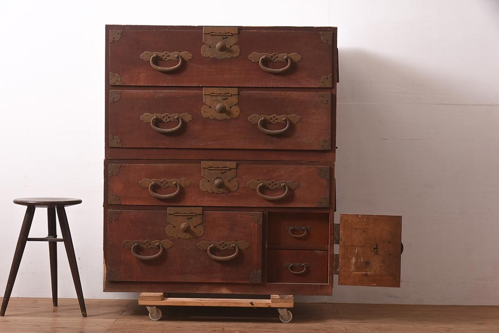 和製アンティーク　明治期　ヒノキ材　大きめの金具が存在感溢れる関東衣装箪笥(重ね箪笥、和たんす、収納箪笥、整理タンス、時代箪笥)(R-043599)