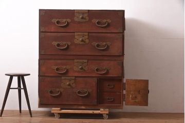 和製アンティーク　明治期　ヒノキ材　大きめの金具が存在感溢れる関東衣装箪笥(重ね箪笥、和たんす、収納箪笥、整理タンス、時代箪笥)(R-043599)