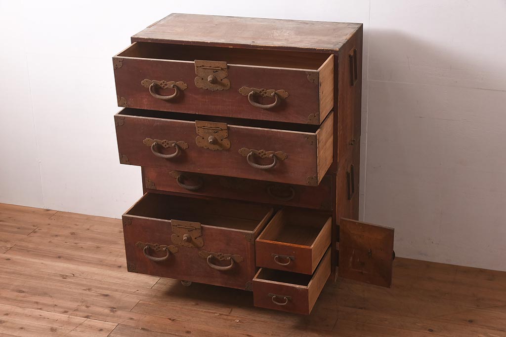 和製アンティーク　明治期　ヒノキ材　大きめの金具が存在感溢れる関東衣装箪笥(重ね箪笥、和たんす、収納箪笥、整理タンス、時代箪笥)(R-043599)