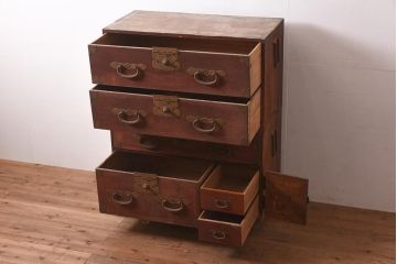 和製アンティーク　明治期　ヒノキ材　大きめの金具が存在感溢れる関東衣装箪笥(重ね箪笥、和たんす、収納箪笥、整理タンス、時代箪笥)(R-043599)