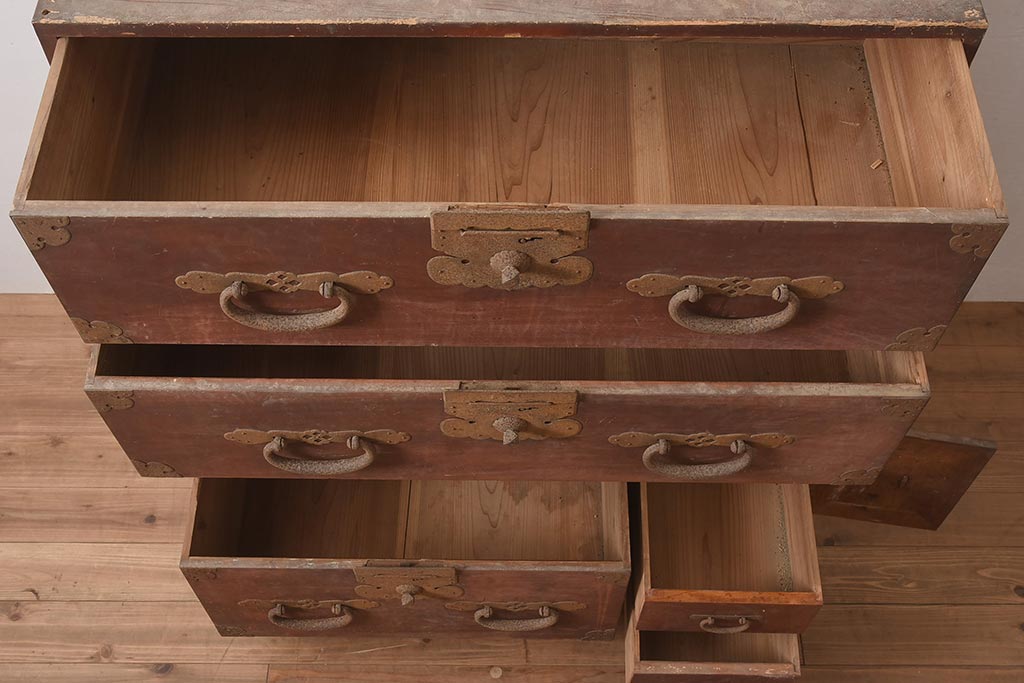 和製アンティーク　明治期　ヒノキ材　大きめの金具が存在感溢れる関東衣装箪笥(重ね箪笥、和たんす、収納箪笥、整理タンス、時代箪笥)(R-043599)