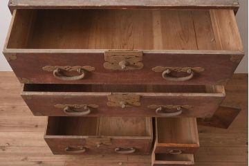 和製アンティーク　明治期　ヒノキ材　大きめの金具が存在感溢れる関東衣装箪笥(重ね箪笥、和たんす、収納箪笥、整理タンス、時代箪笥)(R-043599)