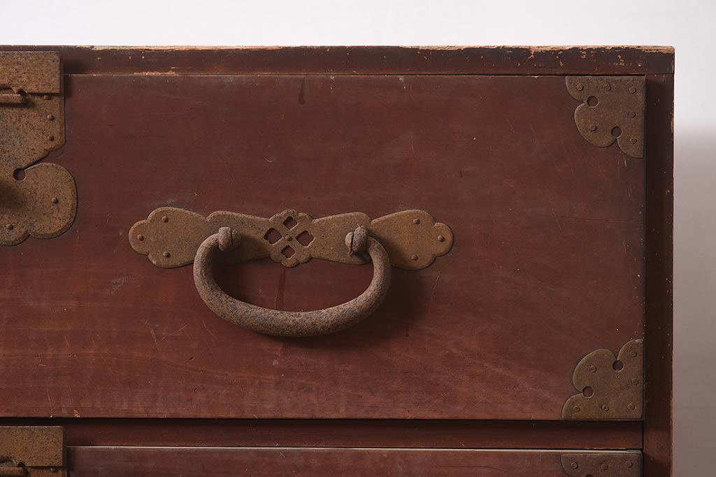 和製アンティーク　明治期　ヒノキ材　大きめの金具が存在感溢れる関東衣装箪笥(重ね箪笥、和たんす、収納箪笥、整理タンス、時代箪笥)(R-043599)