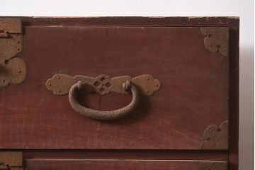 和製アンティーク　明治期　ヒノキ材　大きめの金具が存在感溢れる関東衣装箪笥(重ね箪笥、和たんす、収納箪笥、整理タンス、時代箪笥)(R-043599)