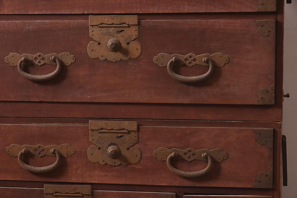 和製アンティーク　明治期　ヒノキ材　大きめの金具が存在感溢れる関東衣装箪笥(重ね箪笥、和たんす、収納箪笥、整理タンス、時代箪笥)(R-043599)