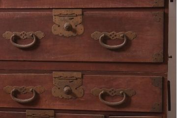 和製アンティーク　明治期　ヒノキ材　大きめの金具が存在感溢れる関東衣装箪笥(重ね箪笥、和たんす、収納箪笥、整理タンス、時代箪笥)(R-043599)