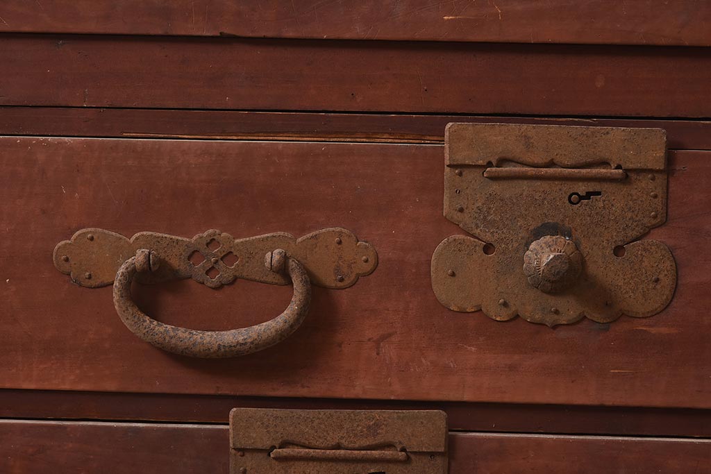 和製アンティーク　明治期　ヒノキ材　大きめの金具が存在感溢れる関東衣装箪笥(重ね箪笥、和たんす、収納箪笥、整理タンス、時代箪笥)(R-043599)