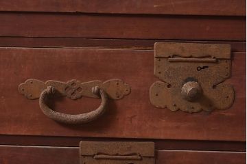 和製アンティーク　明治期　ヒノキ材　大きめの金具が存在感溢れる関東衣装箪笥(重ね箪笥、和たんす、収納箪笥、整理タンス、時代箪笥)(R-043599)