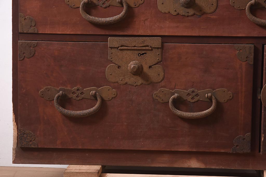 和製アンティーク　明治期　ヒノキ材　大きめの金具が存在感溢れる関東衣装箪笥(重ね箪笥、和たんす、収納箪笥、整理タンス、時代箪笥)(R-043599)