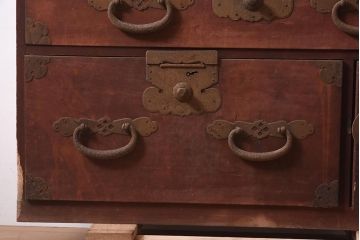 和製アンティーク　明治期　ヒノキ材　大きめの金具が存在感溢れる関東衣装箪笥(重ね箪笥、和たんす、収納箪笥、整理タンス、時代箪笥)(R-043599)