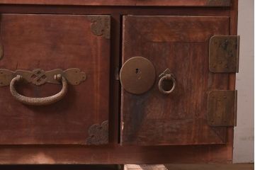 和製アンティーク　明治期　ヒノキ材　大きめの金具が存在感溢れる関東衣装箪笥(重ね箪笥、和たんす、収納箪笥、整理タンス、時代箪笥)(R-043599)