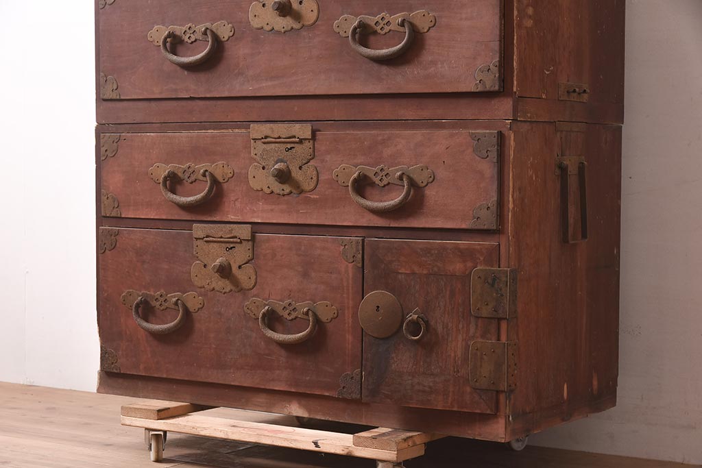 和製アンティーク　明治期　ヒノキ材　大きめの金具が存在感溢れる関東衣装箪笥(重ね箪笥、和たんす、収納箪笥、整理タンス、時代箪笥)(R-043599)