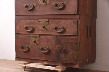 和製アンティーク　明治期　ヒノキ材　大きめの金具が存在感溢れる関東衣装箪笥(重ね箪笥、和たんす、収納箪笥、整理タンス、時代箪笥)(R-043599)