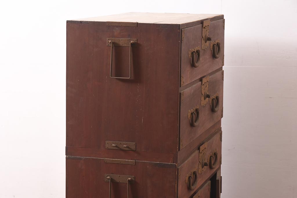 和製アンティーク　明治期　ヒノキ材　大きめの金具が存在感溢れる関東衣装箪笥(重ね箪笥、和たんす、収納箪笥、整理タンス、時代箪笥)(R-043599)