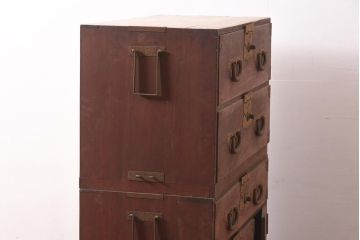 和製アンティーク　明治期　ヒノキ材　大きめの金具が存在感溢れる関東衣装箪笥(重ね箪笥、和たんす、収納箪笥、整理タンス、時代箪笥)(R-043599)