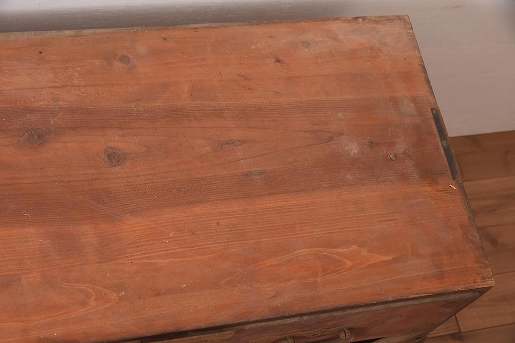 和製アンティーク　明治期　ヒノキ材　大きめの金具が存在感溢れる関東衣装箪笥(重ね箪笥、和たんす、収納箪笥、整理タンス、時代箪笥)(R-043599)