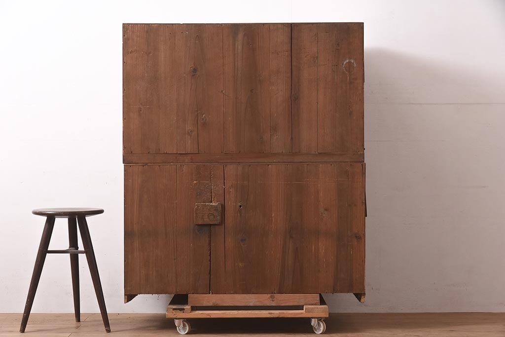 和製アンティーク　明治期　ヒノキ材　大きめの金具が存在感溢れる関東衣装箪笥(重ね箪笥、和たんす、収納箪笥、整理タンス、時代箪笥)(R-043599)