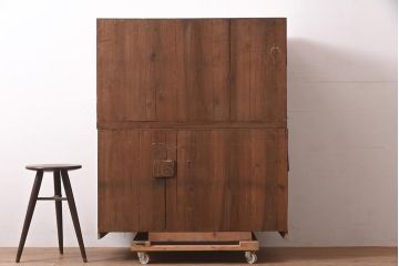 和製アンティーク　明治期　ヒノキ材　大きめの金具が存在感溢れる関東衣装箪笥(重ね箪笥、和たんす、収納箪笥、整理タンス、時代箪笥)(R-043599)