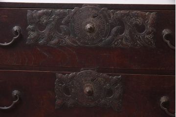 アンティーク家具　明治大正期　前面ケヤキ材　迫力ある金具の仙台箪笥ローボード(野郎箪笥、時代箪笥、衣装箪笥、テレビ台)(R-043601)
