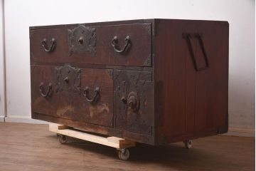 アンティーク家具　明治大正期　前面ケヤキ材　迫力ある金具の仙台箪笥ローボード(野郎箪笥、時代箪笥、衣装箪笥、テレビ台)(R-043602)