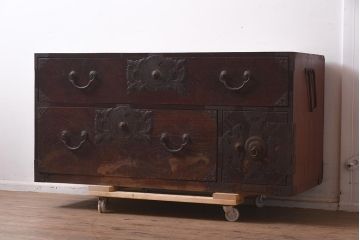 アンティーク家具　明治大正期　前面ケヤキ材　迫力ある金具の仙台箪笥ローボード(野郎箪笥、時代箪笥、衣装箪笥、テレビ台)(R-043602)