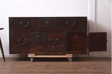 アンティーク家具　明治大正期　前面ケヤキ材　迫力ある金具の仙台箪笥ローボード(野郎箪笥、時代箪笥、衣装箪笥、テレビ台)(R-043602)