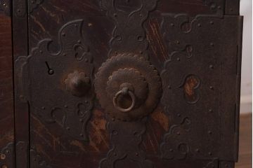 アンティーク家具　明治大正期　前面ケヤキ材　迫力ある金具の仙台箪笥ローボード(野郎箪笥、時代箪笥、衣装箪笥、テレビ台)(R-043602)