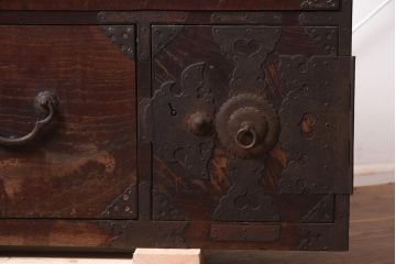 アンティーク家具　明治大正期　前面ケヤキ材　迫力ある金具の仙台箪笥ローボード(野郎箪笥、時代箪笥、衣装箪笥、テレビ台)(R-043602)