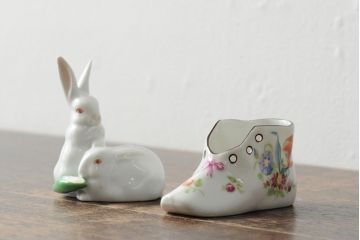 アンティーク雑貨　ハンガリー　HEREND(ヘレンド)　うさぎ　ベビーシューズ(靴)　陶器の置物2点セット(オブジェ、小物入れ、ディスプレイ雑貨)(R-043609)