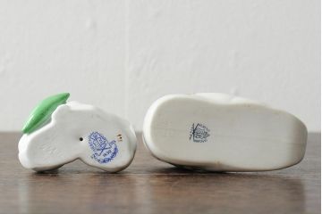 アンティーク雑貨　ハンガリー　HEREND(ヘレンド)　うさぎ　ベビーシューズ(靴)　陶器の置物2点セット(オブジェ、小物入れ、ディスプレイ雑貨)(R-043609)