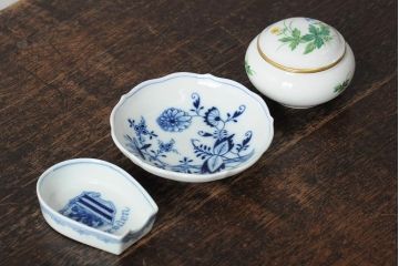 アンティーク雑貨　MEISSEN(マイセン)　ブルーオニオン　Dresden　プレートと小物入れ3点セット(洋食器、小皿、シュガーポット、蓋付)(R-043612)