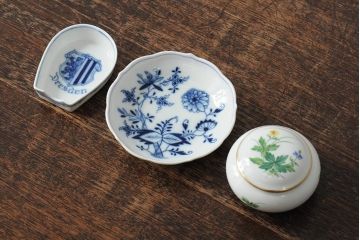 アンティーク雑貨　MEISSEN(マイセン)　ブルーオニオン　Dresden　プレートと小物入れ3点セット(洋食器、小皿、シュガーポット、蓋付)(R-043612)