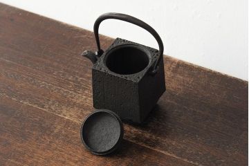 長谷川雅山　方客手取釜　鉄瓶　共箱付(茶道具)(R-043613)