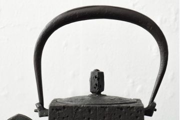 長谷川雅山　方客手取釜　鉄瓶　共箱付(茶道具)(R-043613)