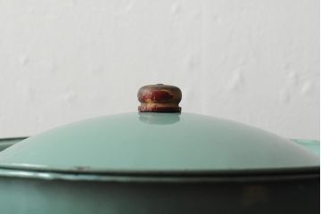 アンティーク雑貨　昭和期　レトロなホーロー両手鍋・ボウル(琺瑯、蓋付きなべ、ディスプレイ)(R-043621)