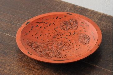 大正昭和初期　菊図根来塗彫刻木皿(漆器、木製皿)(R-043624)