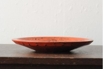 大正昭和初期　菊図根来塗彫刻木皿(漆器、木製皿)(R-043624)