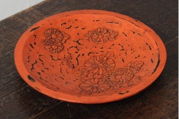大正昭和初期　菊図根来塗彫刻木皿(漆器、木製皿)(R-043624)