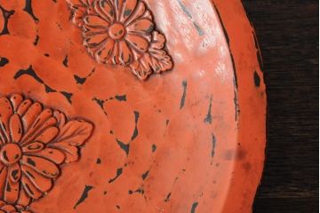 大正昭和初期　菊図根来塗彫刻木皿(漆器、木製皿)(R-043624)