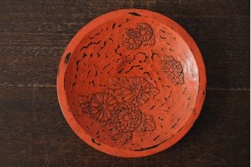 大正昭和初期　菊図根来塗彫刻木皿(漆器、木製皿)(R-043624)