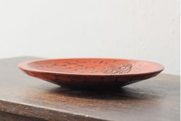 大正昭和初期　菊図根来塗彫刻木皿(漆器、木製皿)(R-043624)