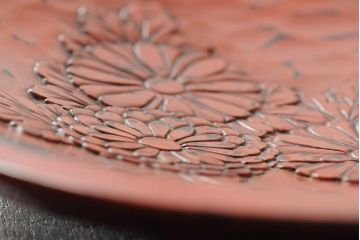 大正昭和初期　菊図根来塗彫刻木皿(漆器、木製皿)(R-043624)
