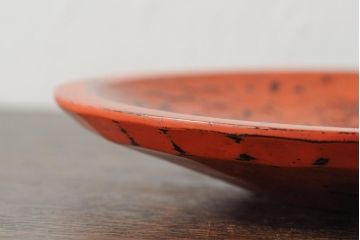 大正昭和初期　菊図根来塗彫刻木皿(漆器、木製皿)(R-043624)
