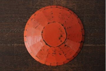 大正昭和初期　菊図根来塗彫刻木皿(漆器、木製皿)(R-043624)