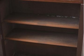 レトロ家具　昭和中期　モールガラス入り　大振りで薄型サイズのレトロな本箱(キャビネット、収納棚、戸棚)(R-043639)