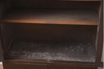 レトロ家具　昭和中期　モールガラス入り　大振りで薄型サイズのレトロな本箱(キャビネット、収納棚、戸棚)(R-043639)